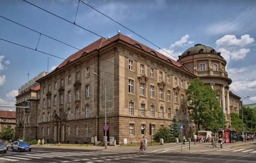 جامعة بوزنان للعلوم الطبية (Poznan University of Medical Sciences)